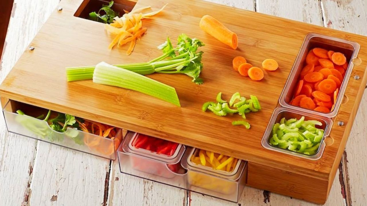 કટિંગ બોર્ડ: રસોડામાં દરરોજ સવારે અને સાંજે વપરાતા કટિંગ બોર્ડને દર દોઢ વર્ષે બદલવાની જરૂર પડે છે. કાચા માંસ, મરઘાં અને શાકભાજી માટે અલગ કટિંગ બોર્ડનો ઉપયોગ કરવો જોઈએ.
