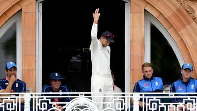 જ્યારે બેટિંગ કરનારી ટીમનો કેપ્ટન સમજે કે હવે ટીમે પૂરતા રન બનાવી લીધા છે, ત્યારે તે ઈનિંગને જલદી પૂરું કરવાની ઘોષણા કરી શકે છે. આ પ્રક્રિયાને "Declaration" કહેવામાં આવે છે.