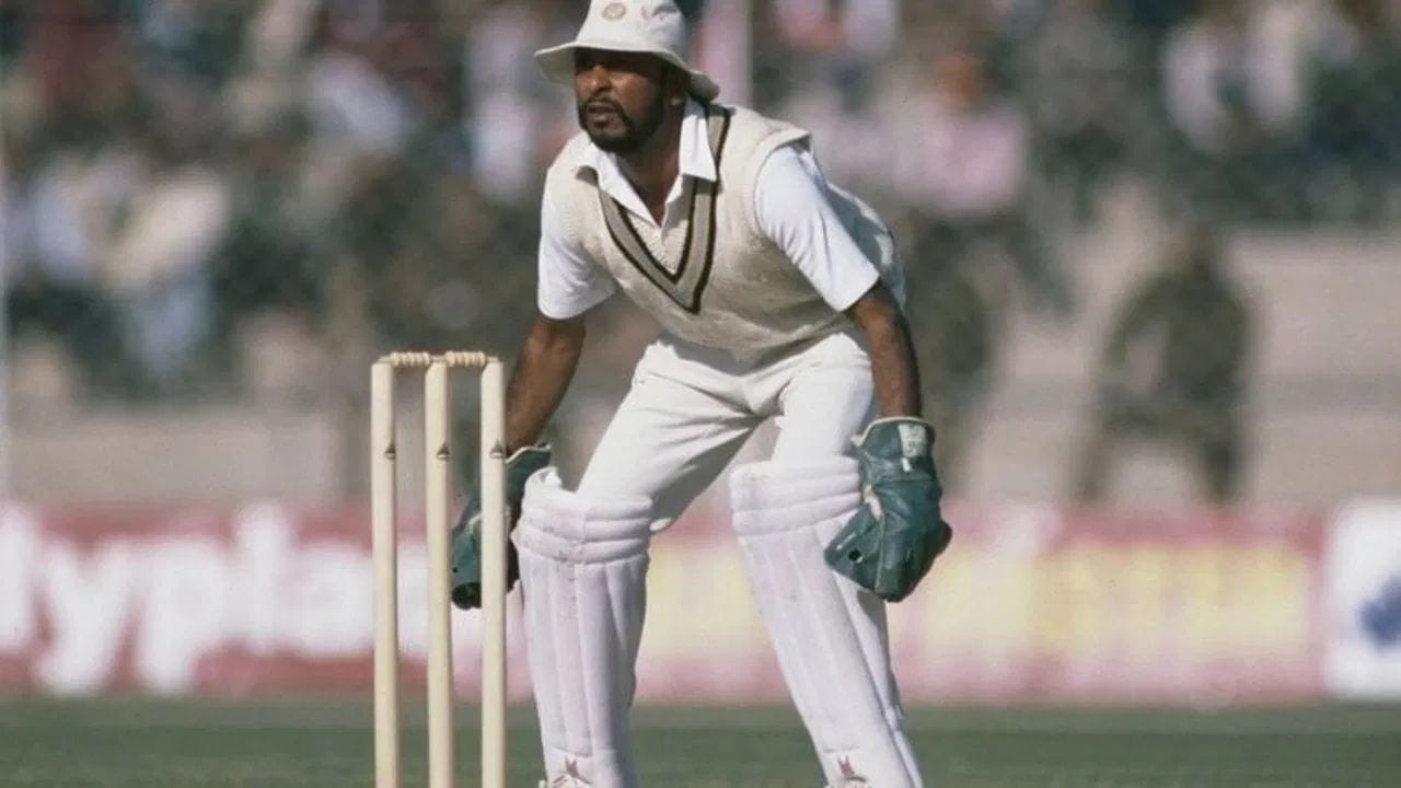 ICC ના નિયમ નં. 27 મુજબ, ફીલ્ડિંગ કરતી ટીમમાંથી એક ખેલાડી “વિકેટકીપર” તરીકે નિયુક્ત કરવો ફરજિયાત છે, જે સ્ટમ્પ પાછળ ઉભો રહે છે અને બોલ રોકે છે.