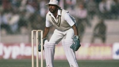 ICC ના નિયમ નં. 27 મુજબ, ફીલ્ડિંગ કરતી ટીમમાંથી એક ખેલાડી “વિકેટકીપર” તરીકે નિયુક્ત કરવો ફરજિયાત છે, જે સ્ટમ્પ પાછળ ઉભો રહે છે અને બોલ રોકે છે.