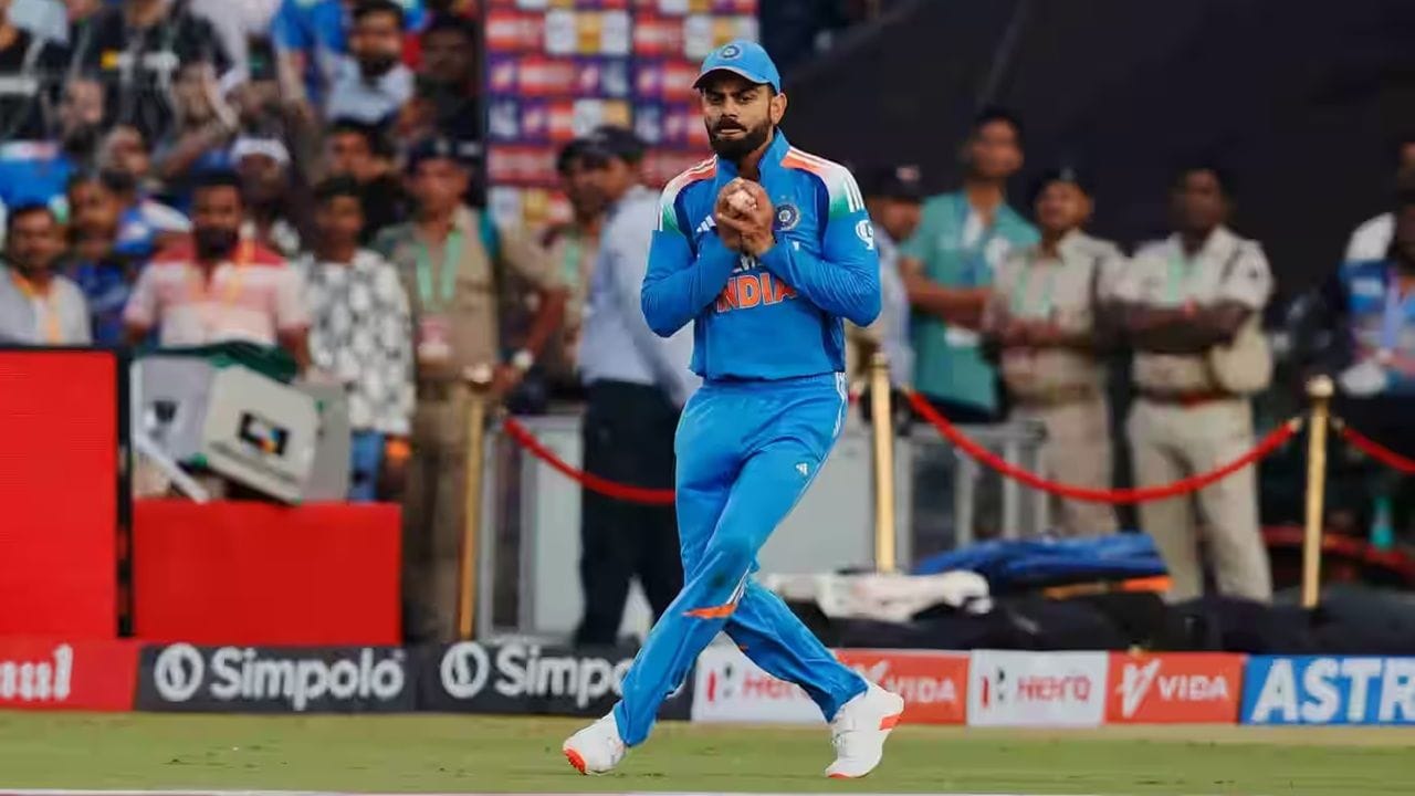 ICCના નિયમ નં. 28 અનુસાર, ફીલ્ડર એટલે બેટ્સમેન અને વિકેટકીપર સિવાય ફીલ્ડિંગ ટીમનો દરેક ખેલાડી. દરેક ફીલ્ડર માટે કેટલીક ચોક્કસ મર્યાદાઓ અને નિયમો લાગુ પડે છે, જેમ કે તેઓ શું પહેરી શકે છે, ક્યાં ઊભા રહી શકે છે અને બોલ કેવી રીતે ફીલ્ડ કરી શકે છે.