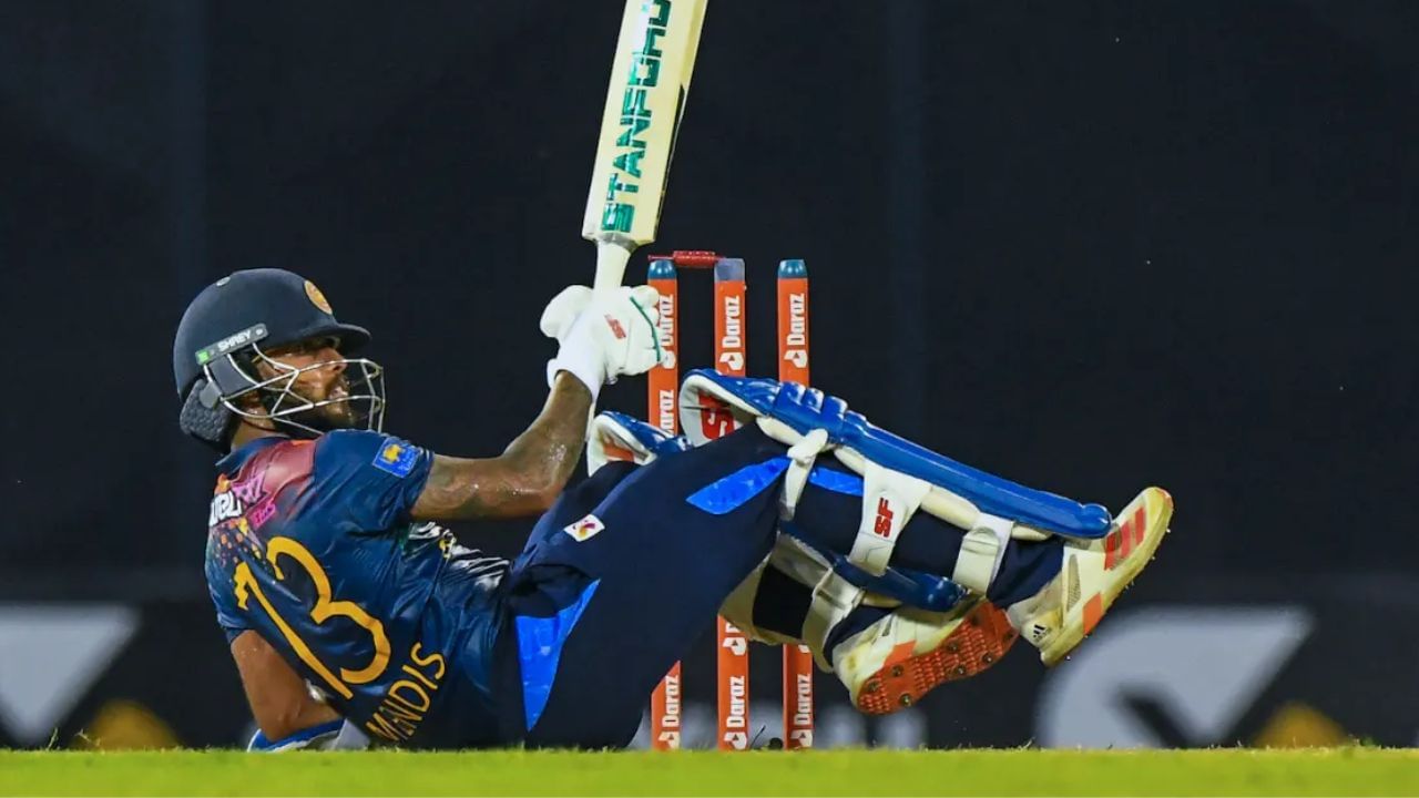 નિયમ અનુસાર, જ્યારે બોલ સ્ટમ્પ્સને અડે અને બેલ નીચે પડે, જો બેટ્સમેન પોતે સ્ટમ્પ્સ સાથે ટકરાઈ જાય, જો ફીલ્ડર બોલ પકડીને સ્ટમ્પ પર પડે, અને કોઈ પણ વસ્તુ (જેમ કે કપડા, કેપ વગેરે) દ્વારા જો બોલ સ્ટમ્પ્સને અડે અને બેલ્સ પડે ત્યારે "Wicket is Broken" માનવામાં આવે છે. 