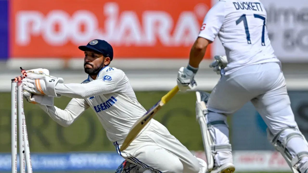 વિકેટકીપર બોલરોના બોલ ફેંક્યા પહેલા સ્ટમ્પની પાછળથી આગળ ન આવી શકે. જો બોલ ફેંકાતી વખતે વિકેટકીપર તેની જગ્યા છોડે છે તો તે “No Ball” ગણાશે.