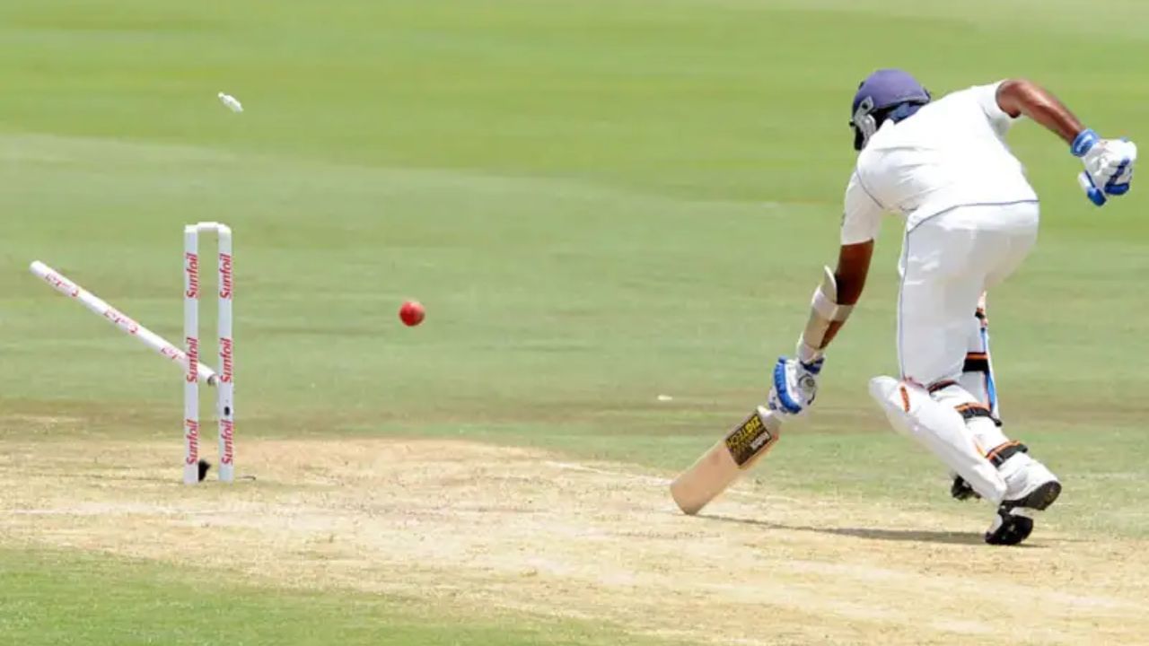 બેટ્સમેન રન લેતી વખતે ક્રીઝને પાર ન કરતો હોય, બેટ અથવા શરીર પોપિંગ ક્રીઝને સ્પર્શતું ન હોય, જો બેટ્સમેન ક્રીઝ પાર કરી જાય છે પણ પછી સંપર્ક ગુમાવે છે, તો પણ ચોક્કસ પરિસ્થિતિમાં તેને ‘out of ground’ ગણવામાં આવે છે.