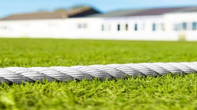 મેદાનની આજુબાજુ જે દોરી કે લાઈન હોય, એને બાઉન્ડ્રી લાઈન કહેવાય છે. જો બોલ એ લાઈન પાર કરે, તો એને બાઉન્ડ્રી કહેવાય છે.