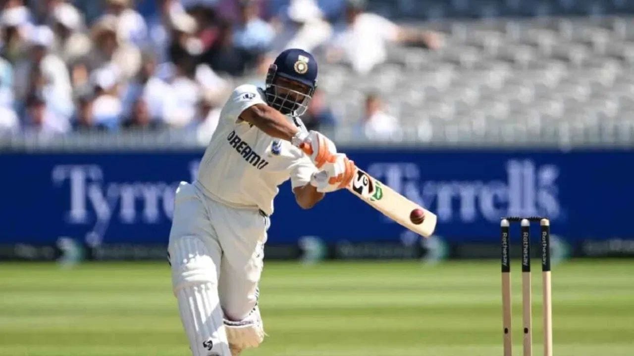 બેટ્સમેન શોટ ફટકાર્યા બાદ જો બોલ જમીન પર બાઉન્સ થતો બાઉન્ડ્રી પાર જાય તો 4 રન (ફોર) , અને જો બોલ સીધો હવામાં જઈને બાઉન્ડ્રી પાર જાય તો 6 રન (સિક્સર) ગણાય છે.