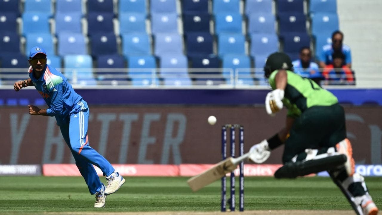 જો બોલ કોઈ ફીલ્ડર દ્વારા થ્રો કરવામાં આવે અને એ પછી બાઉન્ડ્રી પાર જાય, તો દોડેલા રન + 4 રન બંને મળે છે.