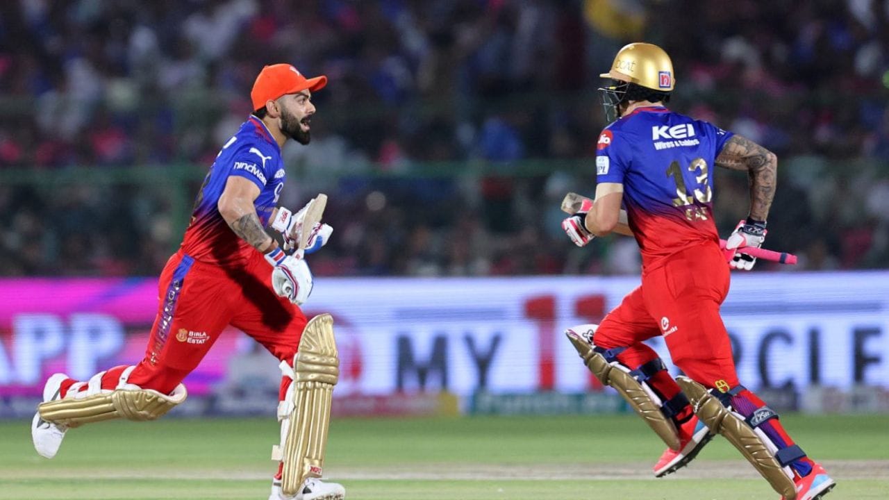 જો બેટ્સમેન દોડે અને પછી બોલ બાઉન્ડ્રી પાર જાય, તો દોડેલા રન અને બાઉન્ડ્રીના રન પૈકી જે વધુ હોય એ જ રન ગણાય છે.