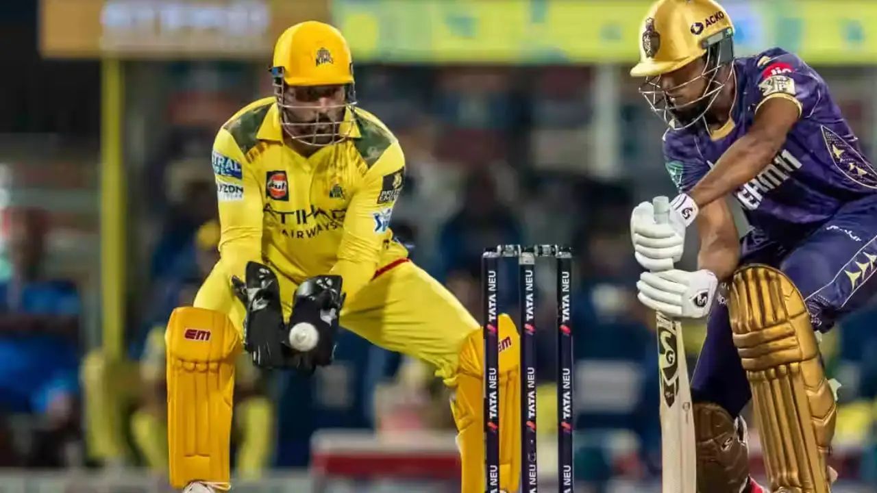 જો વિકેટકીપર કોઈ અન્ય ફીલ્ડરની જેમ સ્ટમ્પ પાછળથી આગળ આવીને બિલકુલ નિયમિત જગ્યાએ બોલ પકડે છે, તો અમ્પાયર તેને ઉલ્લંઘન માટે દંડ આપી શકે છે. (All Photo Credit : PTI / ICC / MCC / X)