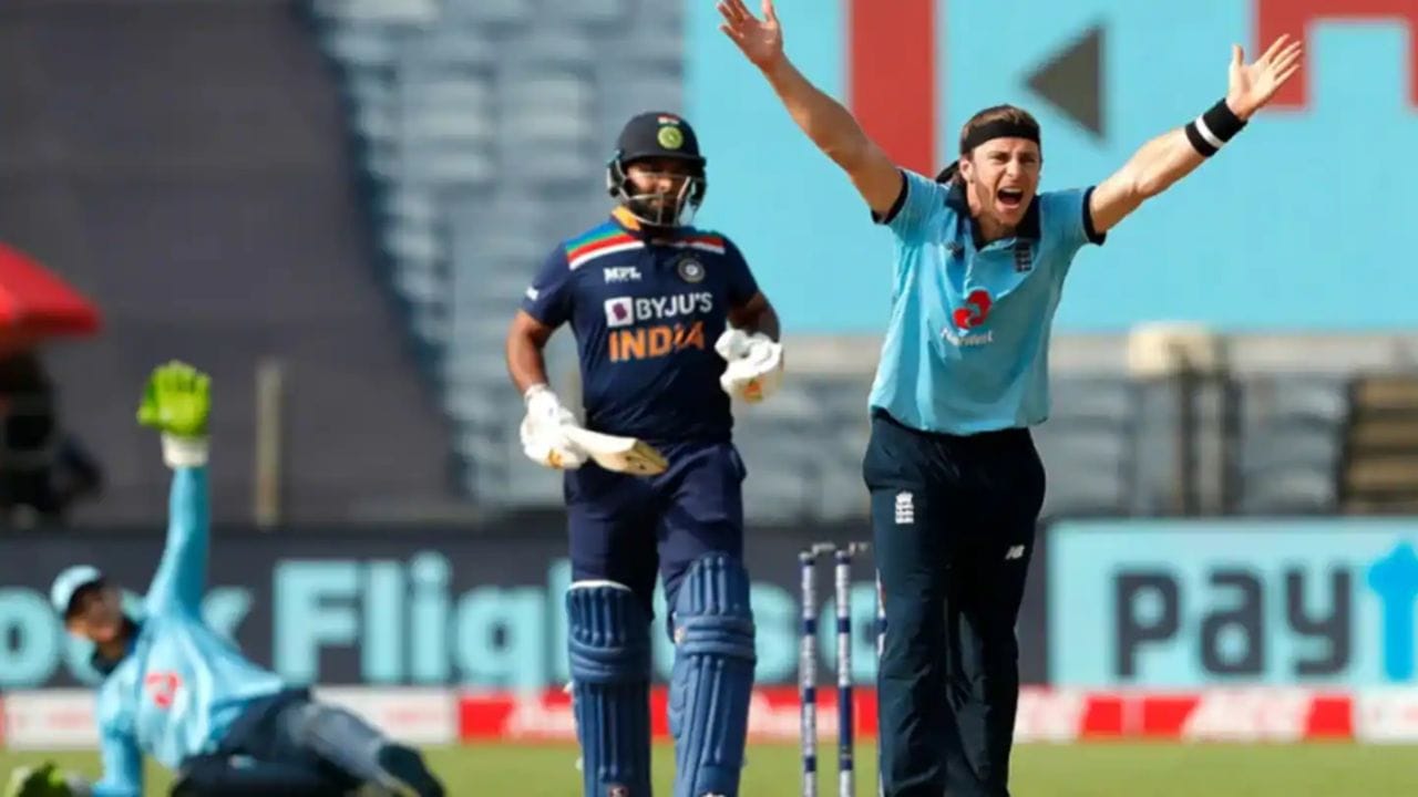 બોલ ઘણી વાર એવી પરિસ્થિતિમાં પણ Dead ગણાય છે જ્યાં બહારથી બધું સામાન્ય લાગે, પણ અમ્પાયર માને કે હવે રમત અટકાવી દેવી જોઈએ. ઉદાહરણ તરીકે, જો એમ્પાયર જુએ કે ખેલાડીઓએ રમવાનું બંધ કરી દીધું છે, અથવા ખેલાડીઓનું ધ્યાન ભટકી ગયું છે, અથવા કોઈ ઈમર્જન્સી જેવી પરિસ્થિતિ છે – તો તે Dead Ball જાહેર કરી શકે છે. આમ, Dead Ball જાહેર કરવો અમ્પાયરના નિર્ણય પર પણ આધાર રાખે છે.