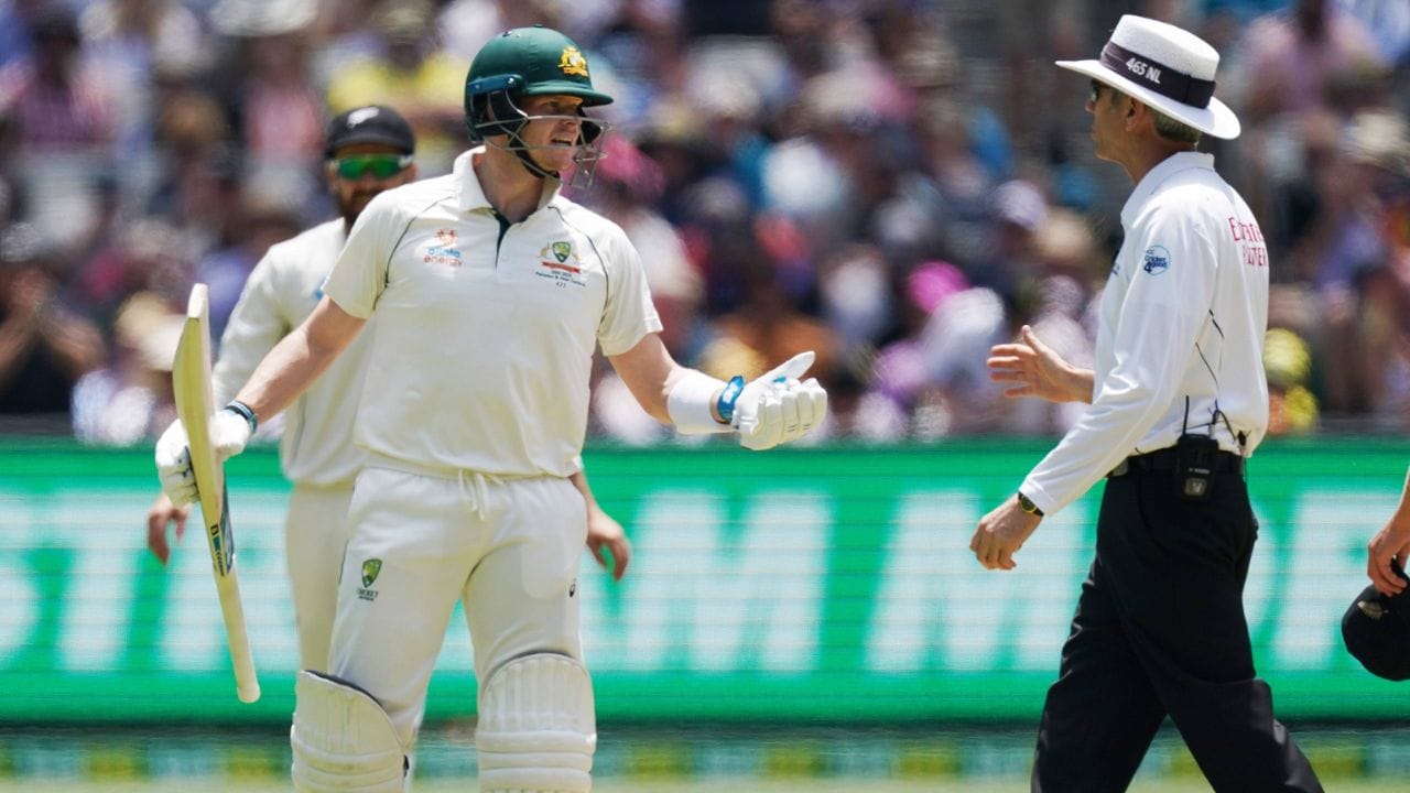 Dead Ball ત્યારે થાય છે જ્યારે બોલ ઓછી કે વધુ કોઈ ખાસ પરિસ્થિતિમાં રમતમાંથી બહાર હોય. જેમ કે, જ્યારે બેટ્સમેન આઉટ થઈ જાય, અથવા બોલ બાઉન્ડ્રી પાર થઈ જાય, અથવા બોલ વિકેટકિપર કે બોલર પાસે હોય. આવી પરિસ્થિતિમાં રમત થોડાક ક્ષણ માટે બંધ થાય છે અને બોલ “Dead” માનવામાં આવે છે. એ સિવાય, જો બોલ બેટ્સમેનના કપડાંમાં અથવા ફીલ્ડરની ગિયરમાં ફસાઈ જાય, તો પણ બોલ Dead ગણાય છે.