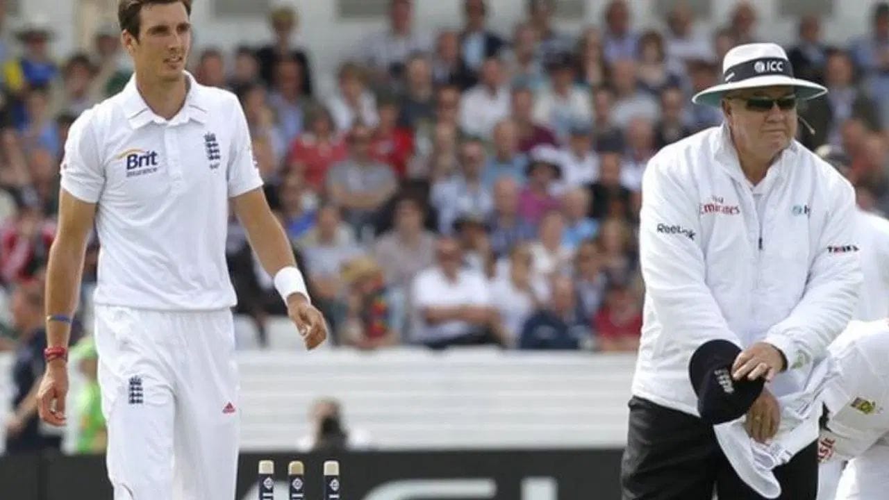 Dead Ball પછી રમત ક્યારે ફરીથી શરૂ થાય એ પણ નિયમમાં સ્પષ્ટ છે. જયારે બોલર પોતાનું રનઅપ શરૂ કરે છે અથવા બોલ ફેંકવા માટે તૈયારીમાં હોય છે ત્યારે બોલ ફરીથી જીવંત (In Play) ગણાય છે. અમુક વખતે Dead Ball થવાથી અગાઉનું કોઈ એક્શન કે નિર્ણય માન્ય ન ગણાય – જેમ કે, જો બેટ્સમેન બોલ રમવા તૈયાર ન હોય ત્યારે આવેલી બોલ ઓવરમાં નહીં ગણાય.