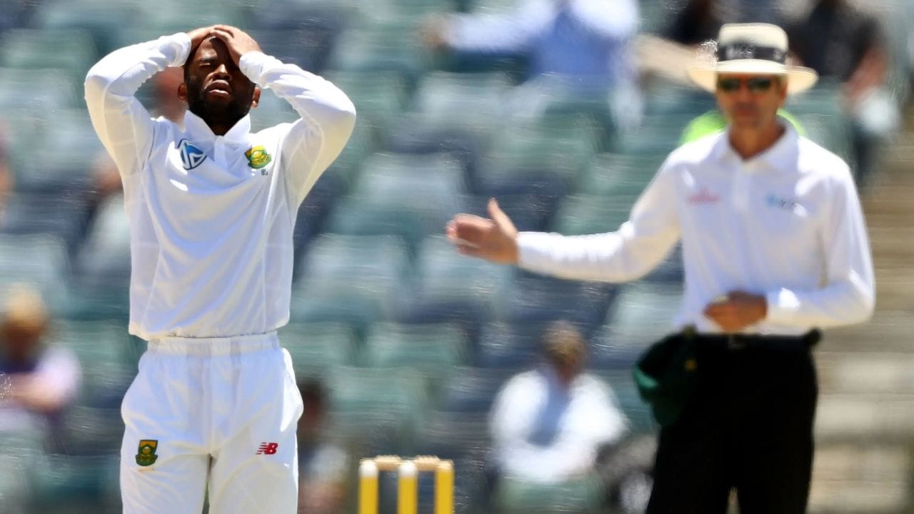 'નો બોલ' પર રન આઉટ સિવાય અન્ય કોઈ પણ રીતે બેટ્સમેન આઉટ થાય તો આપણ આઉટ ગણાતો નથી. બોલરની ભૂલના કારણે બેટ્સમેનને જીવનદાન મળે છે. 