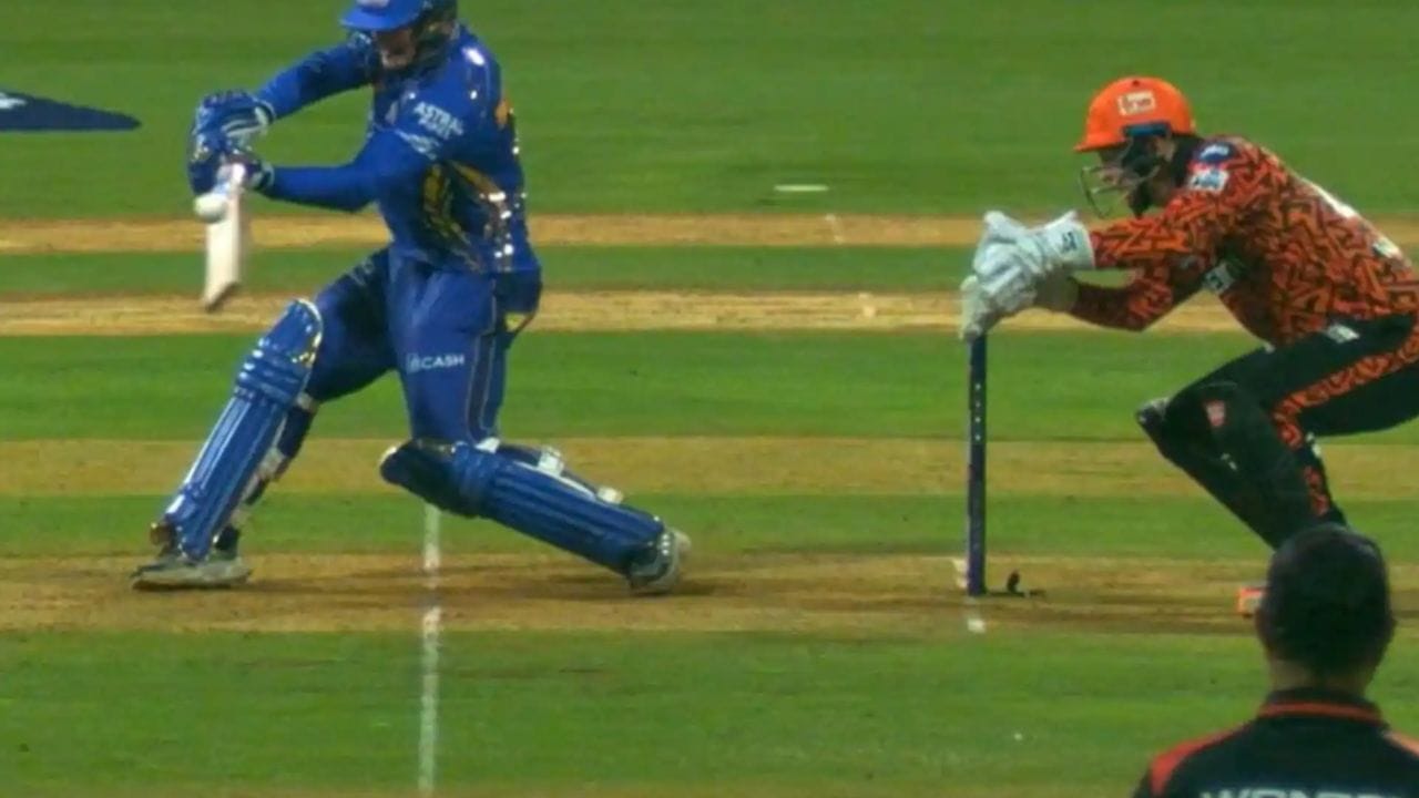 જ્યારે બોલરે ફેંકેલો બોલ બેટ્સમેન સુધી પહોંચે એ પહેલા પિચની બહાર પડે, બોલ બે વખત બાઉન્સ થઈ બેટ્સમેન સુધી પહોંચે, વિકેટકીપર સ્ટમ્પની આગળથી બોલ પકડે ત્યારે પણ 'નો બોલ' ગણાય છે. ત્યારે પણ 'નો બોલ' ગણાય છે. 