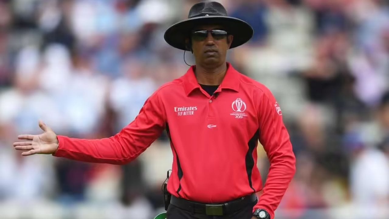 જો બોલર નિયમ મુજબ બોલ ન ફેંકે તો અમ્પાયર ‘નો બોલ’ આપે છે. અમ્પાયર હાથ જમણી તરફ અધડો ઊંચો કરીને તેનો ઈશારો કરે છે.