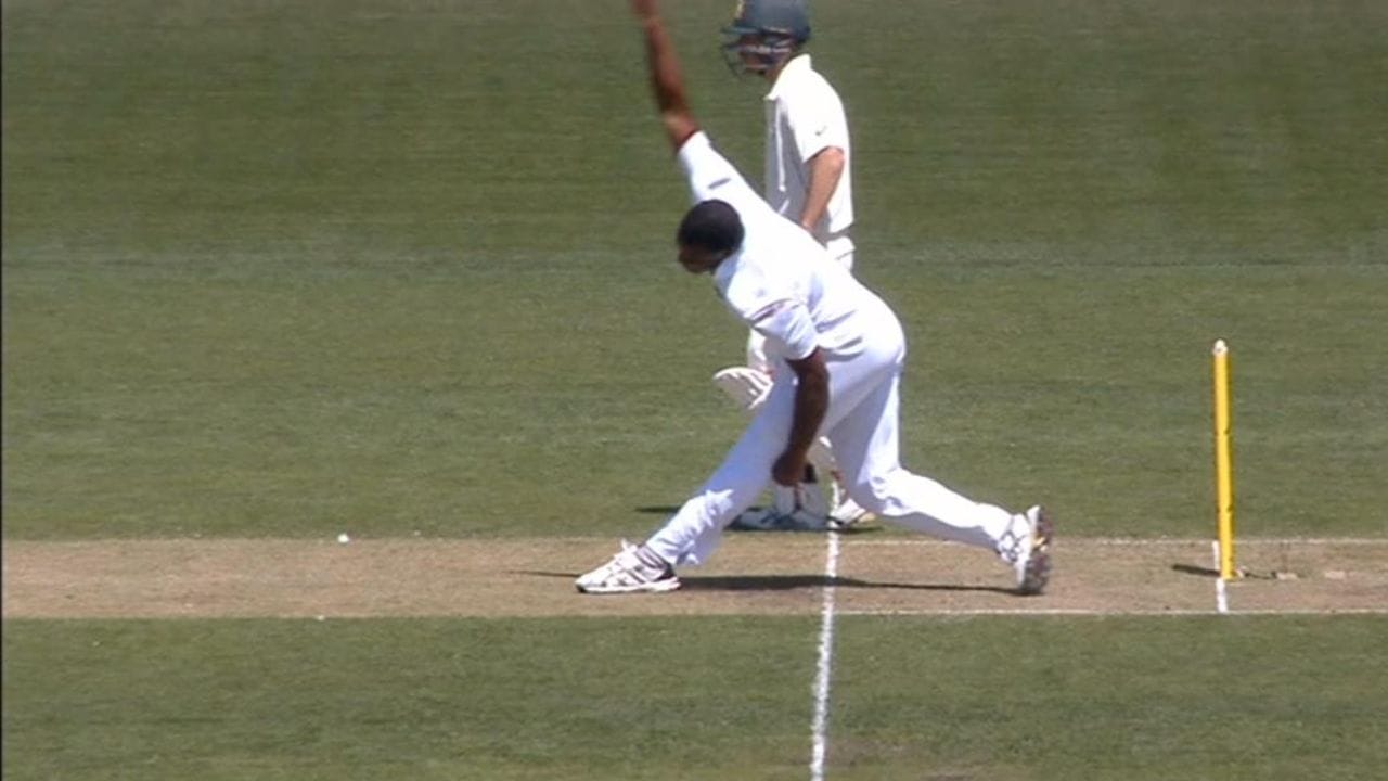 જ્યારે બોલરનો પગ બોલિંગ કરતા નોન સ્ટ્રાઈકર એન્ડ પરની લાઈન બહાર જાય ત્યારે તે નો બોલ ગણાય છે. ક્રિકેટમાં આ સૌથી સામાન્ય કારણ છે નો બોલ માટે.