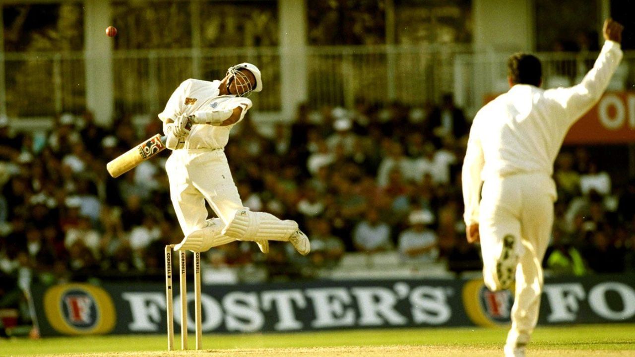 બોલ જ્યારે બાઉન્સ થાય ત્યારે જો તે બેટ્સમેનની સામાન્ય પોઝિશનથી ખૂબ ઉપર હોય, અને બેટ્સમેન તેને રમી શકે એમ ના હોય તો અમ્પાયર તેને વાઈડ બોલ જાહેર કરે છે. પરંતુ જો બેટ્સમેન પોતે જ આગળ ખસીને બોલથી દૂર જાય તો એ હાલતમાં બોલ વાયડ નહીં ગણાય.