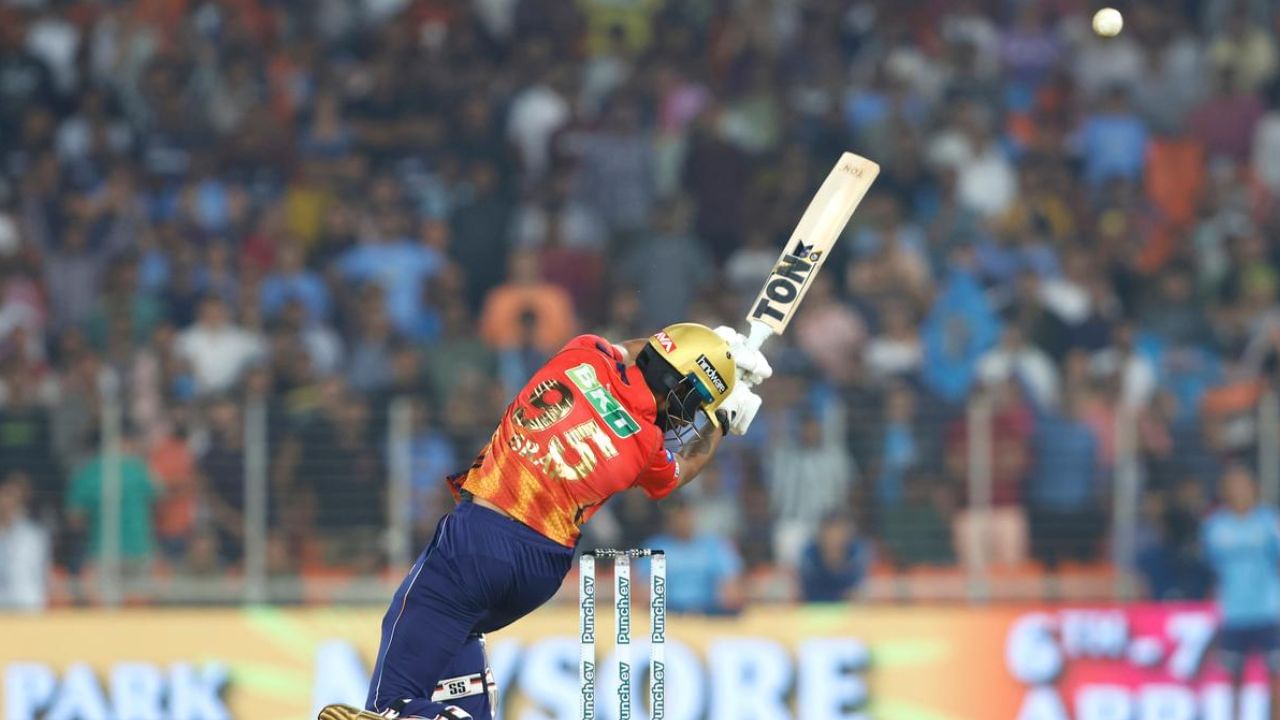 વાઈડ બોલથી બેટિંગ ટીમને તરત એક રન આપવામાં આવે છે, જે સ્કોરબોર્ડમાં એકસ્ટ્રા તરીકે ઉમેરાય છે. ઉપરાંત, વાઈડ બોલ પર થયેલા તમામ રન (બાઉન્ડ્રી કે ભાગીને લીધેલા રન) એકસ્ટ્રામાં ઉમેરાય છે.