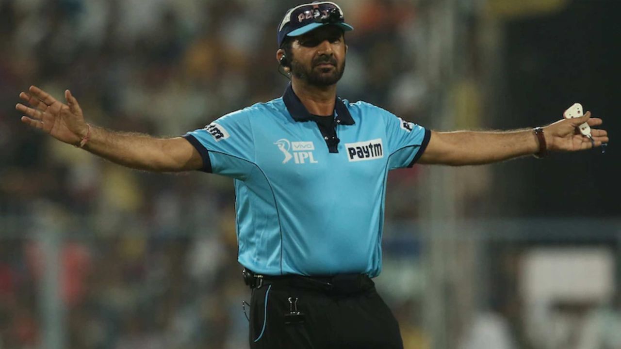 એજ રીતે, જો એ બોલ કોઈ પણ કારણસર 'નો બોલ' હોય, તો તેના પર વાઈડ બોલ આપી શકાતો નથી. એટલે અમ્પાયર વાઈડ બોલ જાહેર કરતા પહેલા બધી પરિસ્થિતિઓ ધ્યાનમાં લે છે.