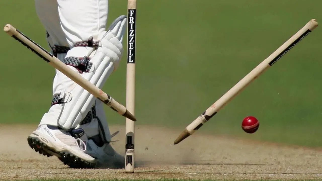 ICC રૂલબુક અનુસાર બેટ્સમેન "બોલ્ડ" ત્યારે જ ગણાય છે, જ્યારે બોલરનો ફેંકેલો બોલ સ્ટમ્પ્સ પર વાગે, બેલ્સ નિચે પડે અને તે No-Ball ના હોય.