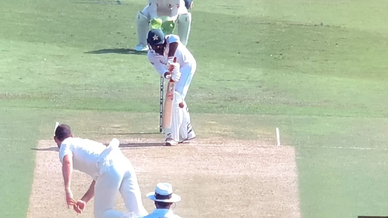 જ્યારે બેટ્સમેન શોટ મારવાનો અથવા બચવાનો પ્રયાસ કરે અને બોલ બેટ્સમેનના બેટની જગ્યાએ શરીરે વાગે અને બેટ્સમેન રન લે ત્યારે તે રન Leg bye તરીકે મળે છે.