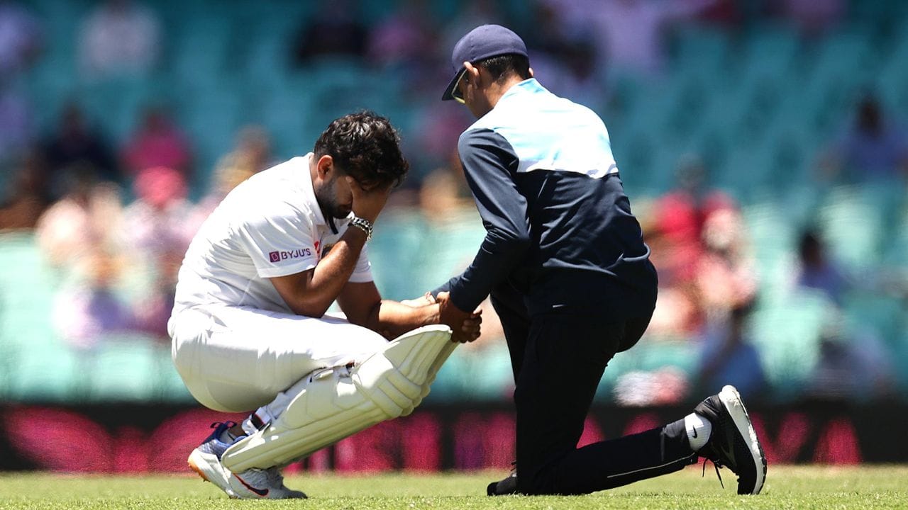 નિયમ નં. 24 અનુસાર, સબ્સ્ટિટ્યૂટ ફીલ્ડર માત્ર ફીલ્ડિંગ માટે મેદાનમાં પ્રવેશ કરી શકે છે, પરંતુ બેટિંગ કે બોલિંગ માટે સબ્સ્ટિટ્યૂટ નથી માન્ય.