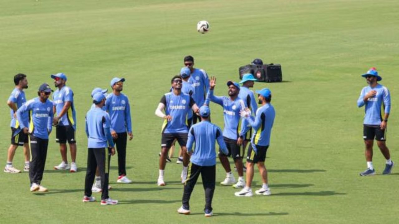 પિચ (pitch) કે સ્ક્વેર (square) પર કોઈપણ પ્રકારની પ્રેક્ટિસ મેચ દરમિયાન કે પછી પણ અમુક શરતો વિના માન્ય નથી. મેચ પહેલા, ઈનિંગ બદલાય ત્યારે, લંચ કે ટી બ્રેકમાં અમ્પાયરની મંજૂરી મળે તો અમુક સમય સુધી પ્રેક્ટિસને મંજૂરી છે.