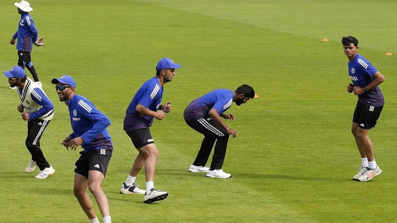 મેચ દરમિયાન રમત શરૂ થયા બાદ ફક્ત ફિલ્ડ પર હાજર ખેલાડીઓ, એ પણ મેચ બોલથી થોડો જ સમય પ્રેક્ટિસ કરી શકે છે. સ્ક્વેરની દિશામાં બોલિંગ અથવા ખોટી જગ્યાએ થતી પ્રેક્ટિસને રોકવામાં આવે છે.