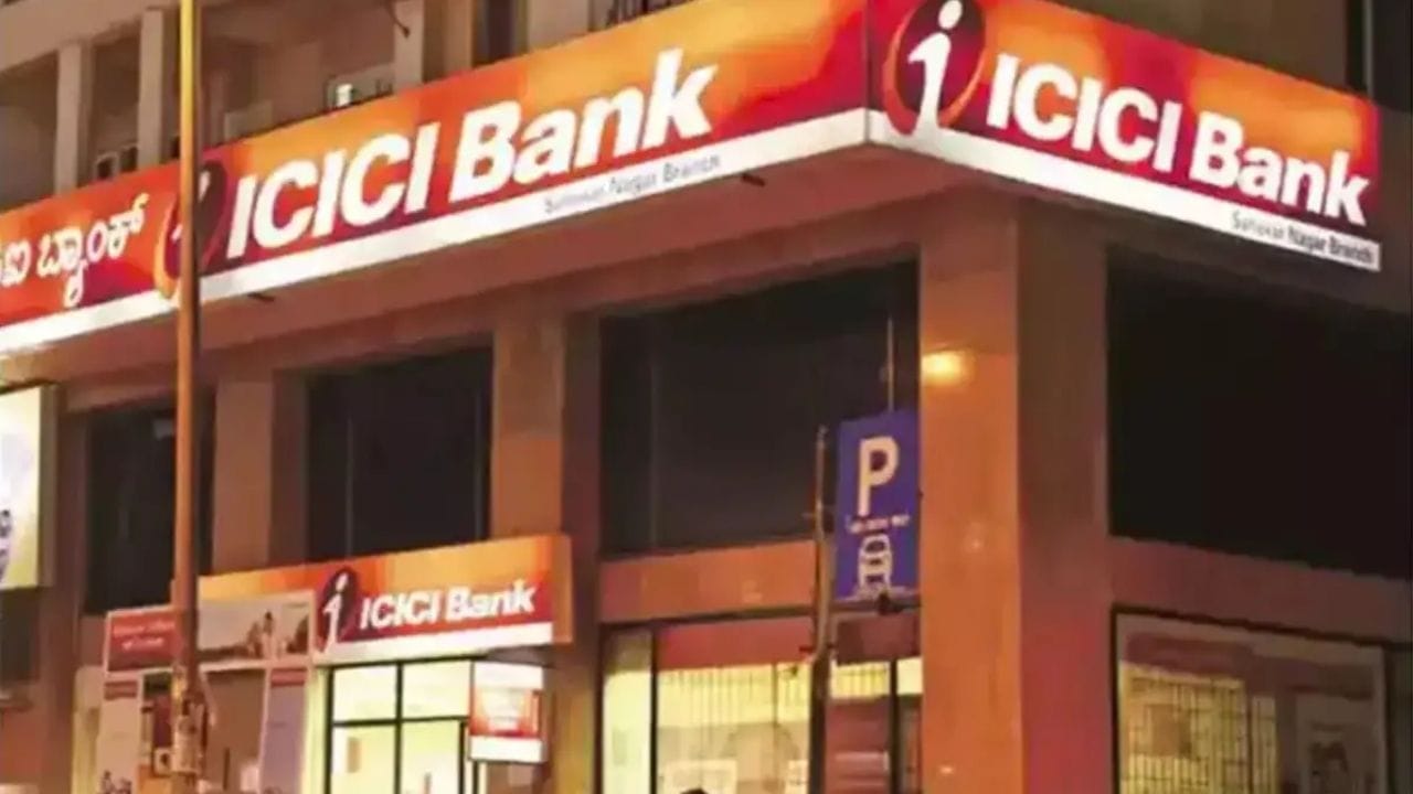 તમને જણાવી દઈએ કે તાજેતરમાં ICICI બેંકે તેના નિયમોમાં ફેરફાર કરતી વખતે બચત ખાતામાં લઘુત્તમ રકમ અથવા લઘુત્તમ સરેરાશ રકમ બેલેન્સની મર્યાદામાં ધરખમ વધારો કર્યો હતો અને તેને પહેલાની તુલનામાં 5 ગણો વધારો કર્યો હતો. આ ફેરફાર પછી, ખાતામાં 10,000 રૂપિયાને બદલે ઓછામાં ઓછા 50,000 રૂપિયા રાખવાનું ફરજિયાત બનાવવામાં આવ્યું હતું.