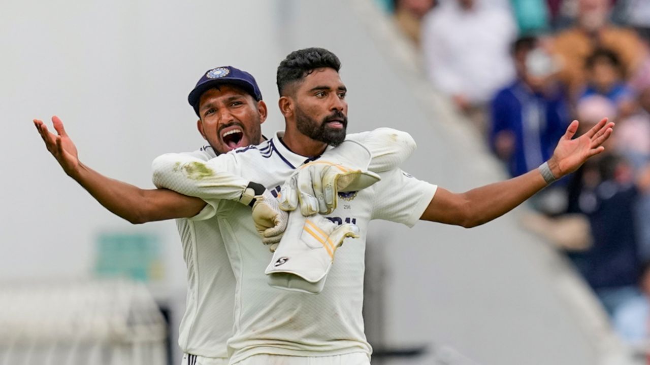 આમ તો મોહમ્મદ સિરાજ ક્રિસ્ટિયાનો રોનાલ્ડોની જેમ સેલિબ્રેશન માટે ફેમસ છે. પરંતુ લોર્ડસ ટેસ્ટ મેચના ચોથા દિવસે ઈંગ્લિશ બેટ્સમેન બેન ડકેટની વિકેટ લીધા બાદ જે રીતે જશ્ન મનાવ્યો હતો. તેના પર આઈસીસીને પણ એક્શન લેવું પડ્યું હતુ. બાદમાં તેની મેચ ફી 15 ટકા કાપવામાં આવી હતી.