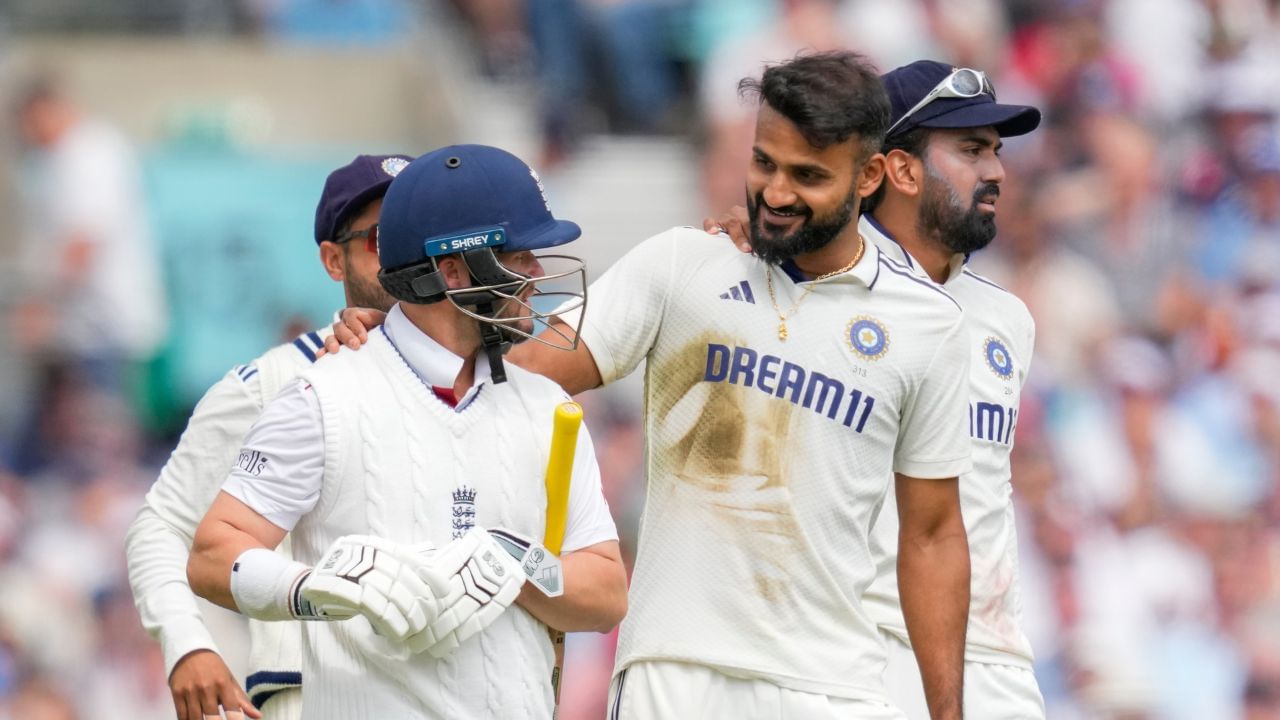 ઓવલ ટેસ્ટમાં ફાસ્ટ બોલર આકાશ દીપે બેન ડકેટને પહેલી ઈનિગ્સમાં 43 રનના સામાન્ય સ્કોર પર આઉટ કર્યો હતો.ડકેટ આઉટ થતાં પહેલા શાનદાર લયમાં જોવા મળ્યો હતો. ધ્રુવ જુરેલના હાથે ડકેટ કેચ આઉટ થયા બાદ આકાશ દીપ આક્રમક અંદાજમાં જશ્ન મનાવતા જોવા મળ્યો હતો.તેણે ડકેટની સામે મુઠ્ઠી પકડી અને પછી તેના ખભા પર હાથ રાખીને તેને કંઈક કહ્યું. આનાથી પણ પ્રશ્નો ઉભા થયા. તે જ સમયે, ઓવલમાં કૃષ્ણા અને જો રૂટ વચ્ચે એક ઝગડો થયો હતો.