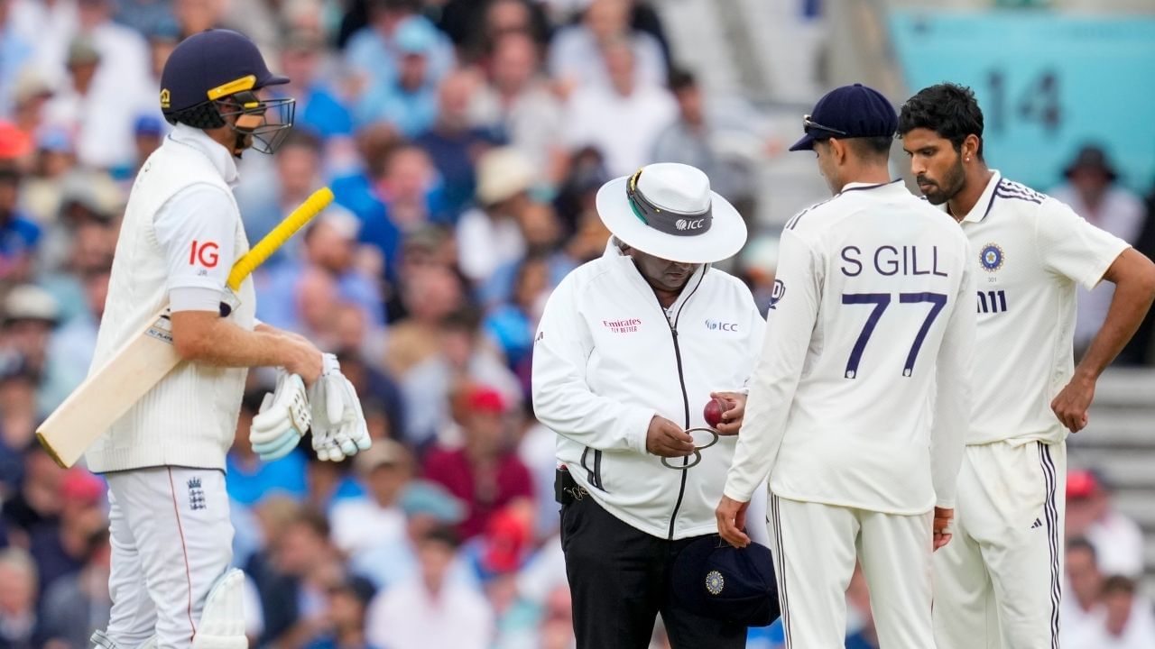 સૌથી પહેલા તો લોર્ડસ ટેસ્ટમાં ટીમ ઈન્ડિયાની હાર બાદ ડ્યુક્સ બોલની ગુણવતા પર સવાલ ઉઠ્યા હતા. ત્યારબાદ આ મામલે ફરિયાદ ભારતીય ટીમના મેનેજમેન્ટટે ઈન્ટરનેશલ ક્રિકેટ કાઉન્સિલ સાથે કરી હતી. પોતાની ફરિયાદમાં ભારતીય ટીમે આરોપ લગાવ્યો હતો કે, બીજો રિપ્લેસમેન્ટ બોલ જેમમે માત્ર 10 ઓવરમાં જ શેપ ગુમાવ્યો હતો. ટીમ ઈન્ડિયાના મેનેજમેન્ટનું કહેવું છે કે, આનાથી ખુબ નુકસાન થયું અને 22 રનથી મેચમાં હારનો સામનો કરવો પડ્યો હતો.