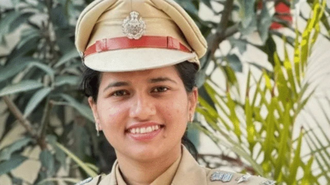 ત્રિપ્તિએ 2013 માં તેના પહેલા પ્રયાસમાં જ UPSC સિવિલ સર્વિસ પરીક્ષા પાસ કરી. ત્રિપ્તિએ UPSC માં 165મો ઓલ ઈન્ડિયા રેન્ક મેળવ્યો, ત્યારબાદ તેણીની IPS તરીકે પસંદગી થઈ.