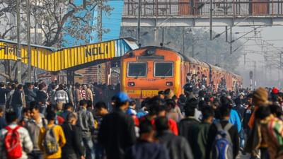 ભારતમાં લગભગ દરેક વ્યક્તિએ ક્યારેકને ક્યારેક ટ્રેનમાં મુસાફરી કરી હશે. હવે મુસાફરી કરતી વખતે ઘણીવાર એવું બને છે કે, ક્યારેક ટ્રેન તેના સમય પર સ્ટેશને પહોંચતી નથી. એવામાં આપણો સમય બગડે છે અને મુસાફરી કરવામાં પણ સમસ્યા ઊભી થાય છે.