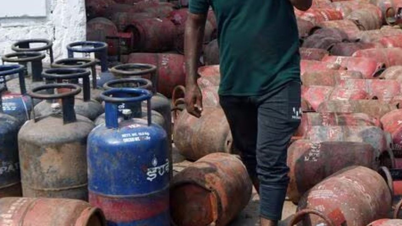 પ્રધાનમંત્રી ઉજ્જવલા યોજના મે 2016માં શરૂ કરવામાં આવી હતી. તેનો હેતુ ગરીબ પરિવારો, ખાસ કરીને મહિલાઓને કોઈપણ એડવાન્સ ડિપોઝિટ વિના LPG કનેક્શન આપવાનો હતો. 1 જુલાઈ, 2025 સુધીમાં, દેશભરમાં લગભગ 10.33 કરોડ કનેક્શન આપવામાં આવ્યા છે. આ યોજના હેઠળ, લાભાર્થીઓને સિલિન્ડર, રેગ્યુલેટર, પાઇપ, DGCC બુકલેટ અને ઇન્સ્ટોલેશન ચાર્જ પર કંઈ ખર્ચ કરવાની જરૂર નથી. ઉજ્જવલા 2.0 હેઠળ, પહેલું રિફિલ અને સ્ટવ પણ મફત આપવામાં આવે છે. આ બધા ખર્ચ સરકાર અને તેલ કંપનીઓ દ્વારા એકસાથે ઉઠાવવામાં આવે છે, જેથી ગરીબ પરિવારો કોઈપણ નાણાકીય બોજ વિના LPGનો ઉપયોગ શરૂ કરી શકે.