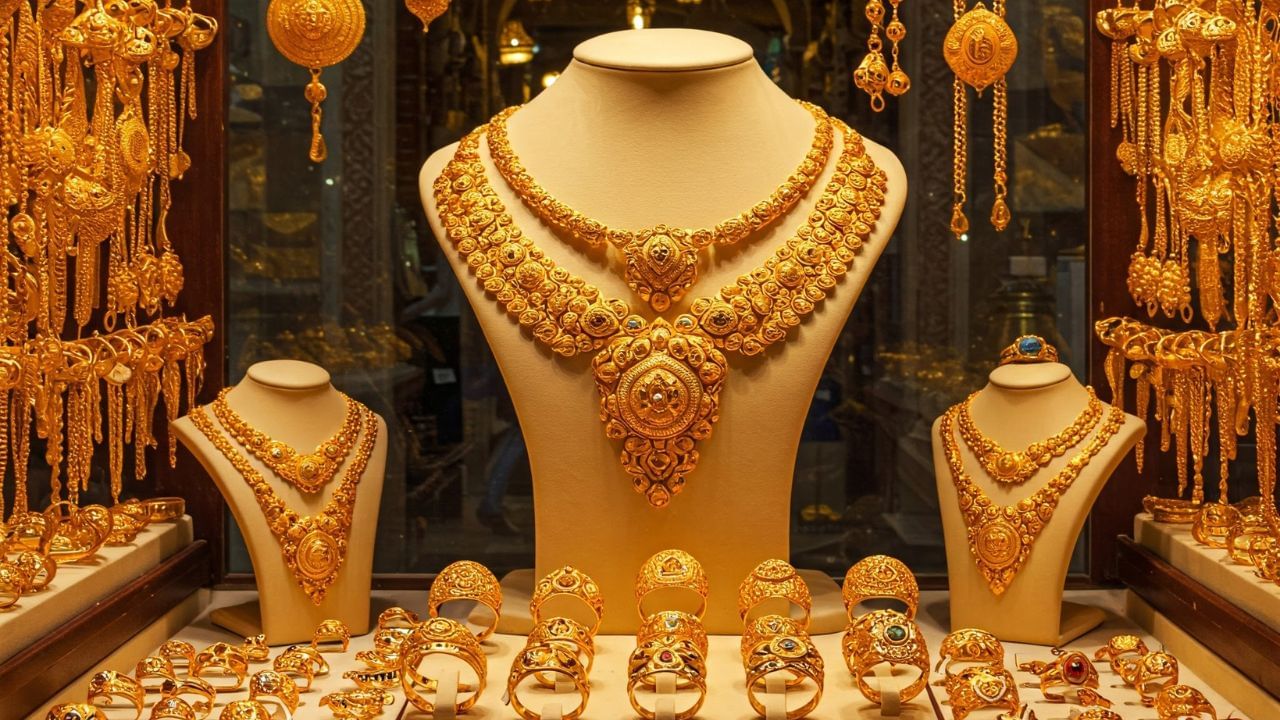 મેટલ્સ ફોકસના પ્રિન્સિપલ કન્સલ્ટન્ટ (દક્ષિણ એશિયા) ચિરાગ શેઠ કહે છે કે દરરોજ નવા સમાચાર સોનાના બજારને અસર કરી રહ્યા છે. ટ્રમ્પના ટેરિફને કારણે, યુએસ બજારમાં સોનું લંડન સોનાની તુલનામાં $100 પ્રીમિયમ પર વેચાઈ રહ્યું છે.