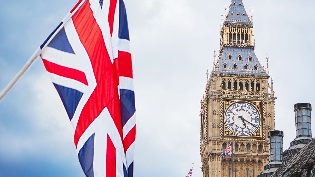 યુએસ દર વર્ષે 220-250 ટન સોનું આયાત કરે છે, જેમાંથી 60-70% સ્વિટ્ઝર્લૅન્ડથી આવે છે. પહેલા આ સોનું લંડનથી સ્વિટ્ઝર્લૅન્ડ જતું હતું, જ્યાં તેને બારમાં રૂપાંતરિત કરવામાં આવતું હતું અને પછી યુએસ મોકલવામાં આવતું હતું. હવે ટેરિફને કારણે, એવી શક્યતા છે કે LME સોનું સીધું યુએસ મોકલવામાં આવશે. LBMA ની યુએસમાં બે રિફાઇનરીઓ પણ છે. શેઠનો અંદાજ છે કે જો વર્તમાન પરિસ્થિતિ ચાલુ રહેશે તો વર્ષના અંત સુધીમાં સોનાના ભાવ $3,600 થી $3,800 પ્રતિ ઔંસ સુધી પહોંચી શકે છે.