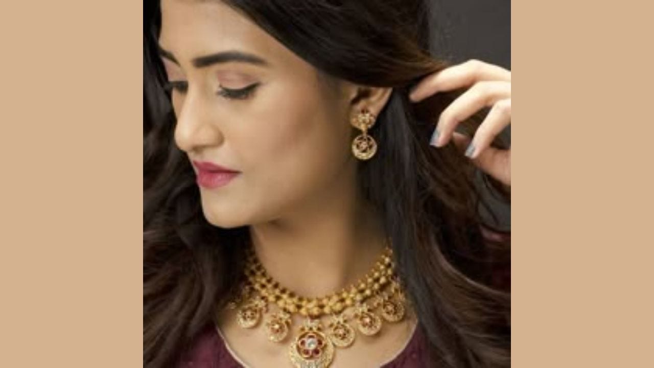 પર્સનલ જ્વેલરી અંગેના નિયમો શું છે?: મુસાફરોના મનમાં ચાલી રહેલા તમામ પ્રશ્નોના જવાબમાં કસ્ટમના સિનિયર અધિકારી કહે છે કે વ્યક્તિગત ઘરેણાં અંગે કસ્ટમ્સ એક્ટમાં નિયમો ખૂબ જ સ્પષ્ટ છે. આ નિયમો હેઠળ કોઈપણ મુસાફર પોતાના અંગત ઘરેણાં પહેરીને વિદેશ મુસાફરી કરી શકે છે. પરંતુ તે પહેલાં તેણે કસ્ટમ્સ એક્ટમાં નિર્ધારિત પ્રક્રિયા પૂર્ણ કરવી પડશે.