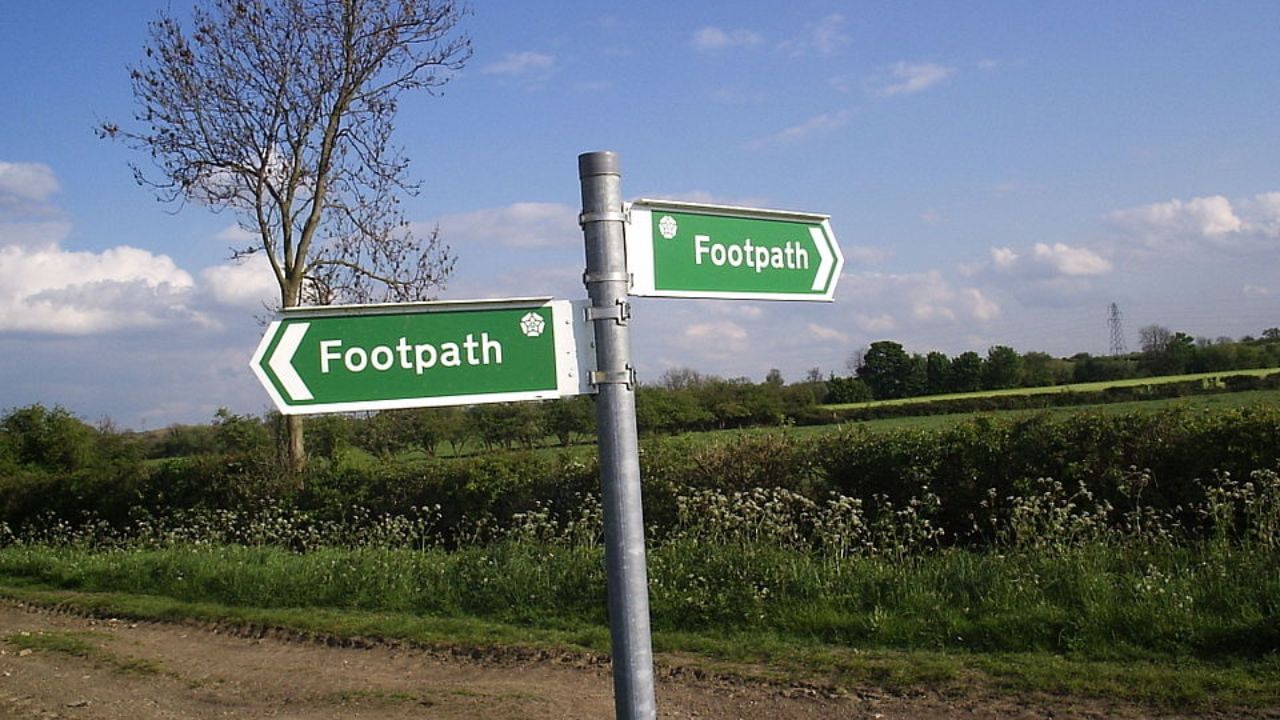 નાગરિકોના ઉપયોગ માટે યોગ્ય ફૂટપાથ: સુપ્રીમ કોર્ટે કહ્યું કે, નાગરિકોના ઉપયોગ માટે યોગ્ય ફૂટપાથ હોવા જરૂરી છે. આ ફૂટપાથ એવા હોવા જોઈએ કે તે દિવ્યાંગ વ્યક્તિઓ માટે પણ સુલભ હોય અને તેમના પરના અતિક્રમણ દૂર કરવા જરૂરી છે. આ કેસમાં સિનિયર વકીલ ગૌરવ અગ્રવાલને એમિકસ ક્યુરી એટલે કે કોર્ટ સલાહકાર બનાવવામાં આવ્યા હતા.