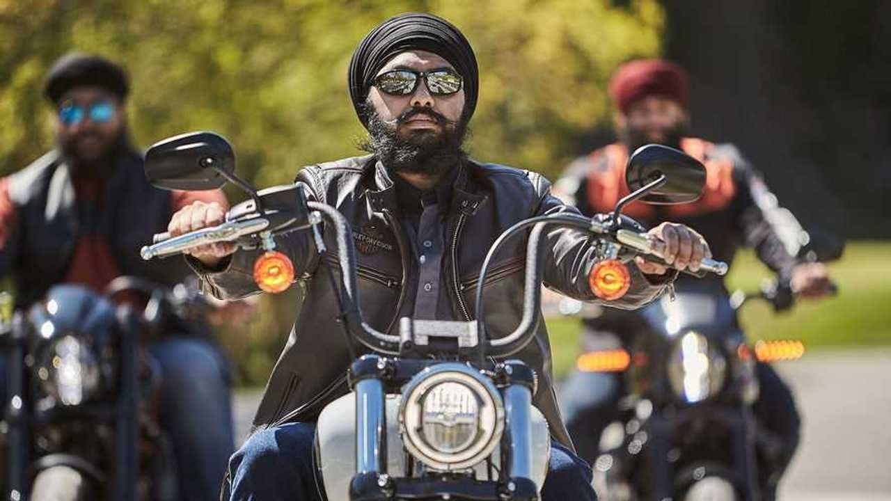 પાઘડી પહેરનારાઓને મુક્તિ: શીખ ધર્મમાં, પાઘડી ફક્ત એક વસ્ત્ર નથી પરંતુ ધાર્મિક ઓળખ અને આદરનું પ્રતીક છે. પાઘડી માથાને ઢાંકીને પણ રક્ષણ આપે છે અને શીખ પરંપરામાં તેને ખૂબ જ પવિત્ર માનવામાં આવે છે. પાઘડી ઉપર હેલ્મેટ પહેરવું વ્યવહારીક રીતે શક્ય ન હોવાથી મોટર વાહન નિયમોમાં પાઘડી પહેરનારા પુરુષો અને સ્ત્રીઓને હેલ્મેટ પહેરવાથી મુક્તિ આપવામાં આવી છે. ધાર્મિક સ્વતંત્રતા અને શ્રદ્ધાનો આદર કરતા આ મુક્તિ આપવામાં આવી છે.