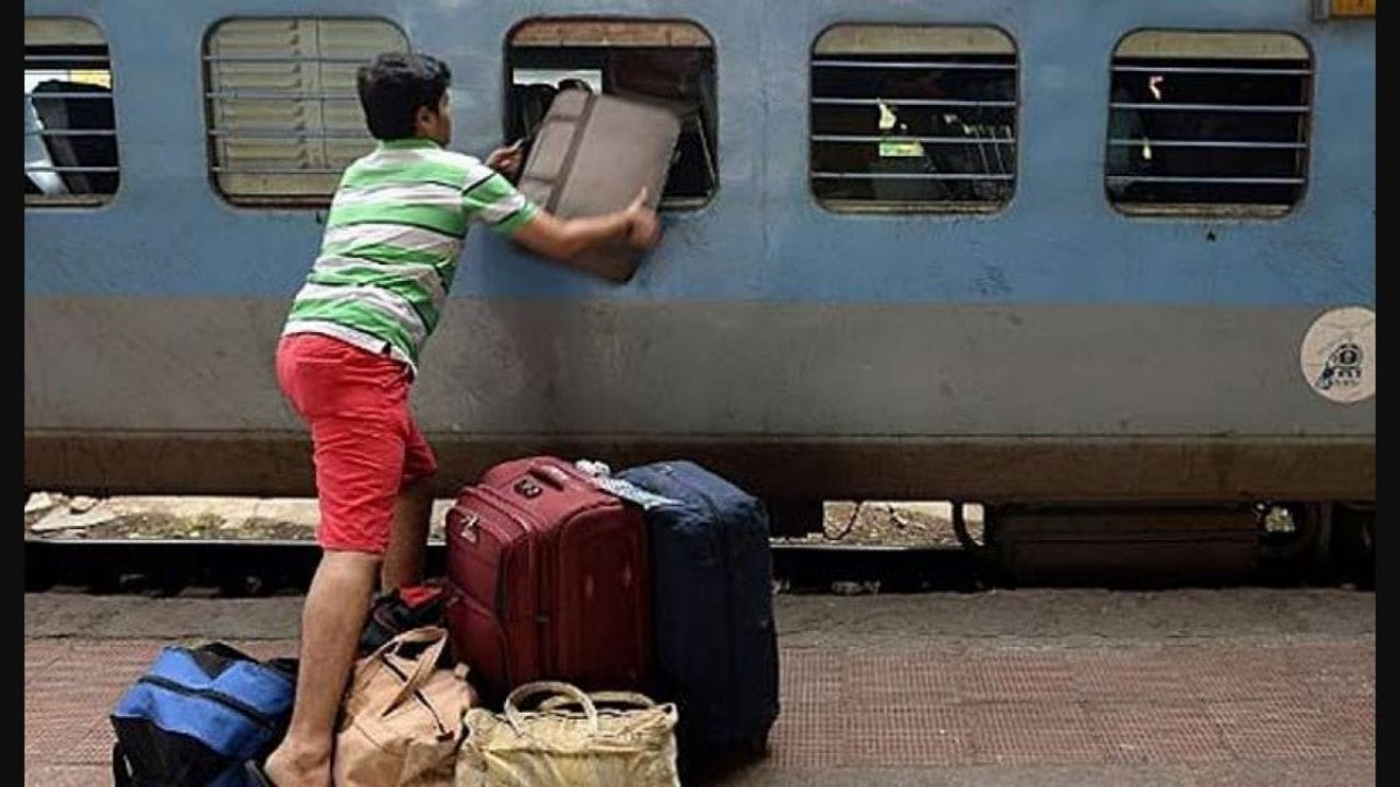 રેલવે બોર્ડના સંયુક્ત નિયામક પેસેન્જર માર્કેટિંગ રોહિત કુમારે આ સંબંધિત આદેશ જાહેર કર્યો છે. આ સુવિધા 30 જૂન 2026 સુધી અમલમાં રહેશે. ટ્રાન્સફર કેસોમાં રેલવેની આ જવાબદારીમાંથી મુક્તિ રહેશે. જો કોઈ વ્યક્તિ ટ્રાન્સફર થઈ ગઈ હોય અને તેને ઘરગથ્થુ સામાન સાથે એક શહેરથી બીજા શહેરમાં જવું પડે, તો નિર્ધારિત ક્ષમતા કરતાં વધુ ઘરગથ્થુ સામાન લઈ જઈ શકાય છે.