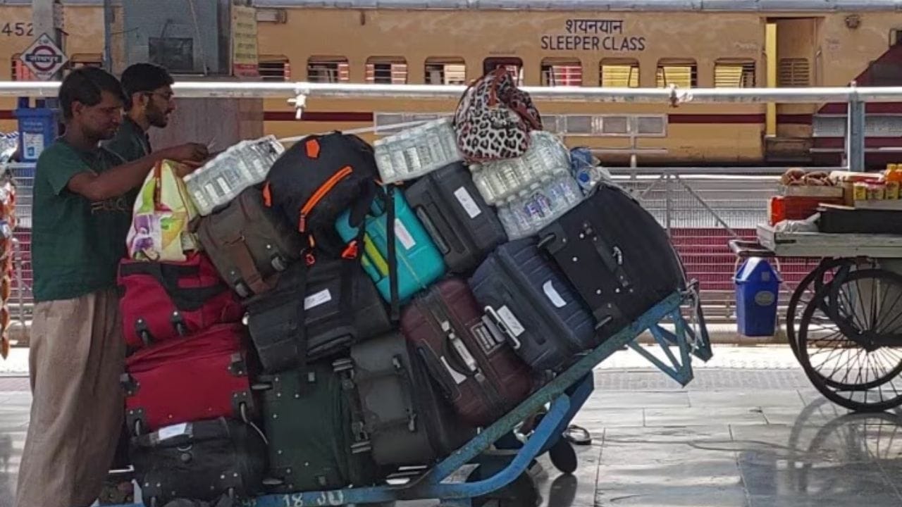 આ સુવિધા એસી અને નોન-એસી બંને ક્લાસ ટિકિટ પર ઉપલબ્ધ રહેશે. આ સુવિધા રેલવેના કોમર્શિયલ સુપરવાઈઝર પાસેથી લેવાની રહેશે. ઘરગથ્થુ સામાન સિવાયના સામાન માટે આ સુવિધા મેળવી શકાતી નથી. ઓછામાં ઓછા પાંચ મિનિટના સ્ટોપવાળા સ્ટેશનો માટે પાર્સલ બુકિંગ કરવામાં આવે છે.