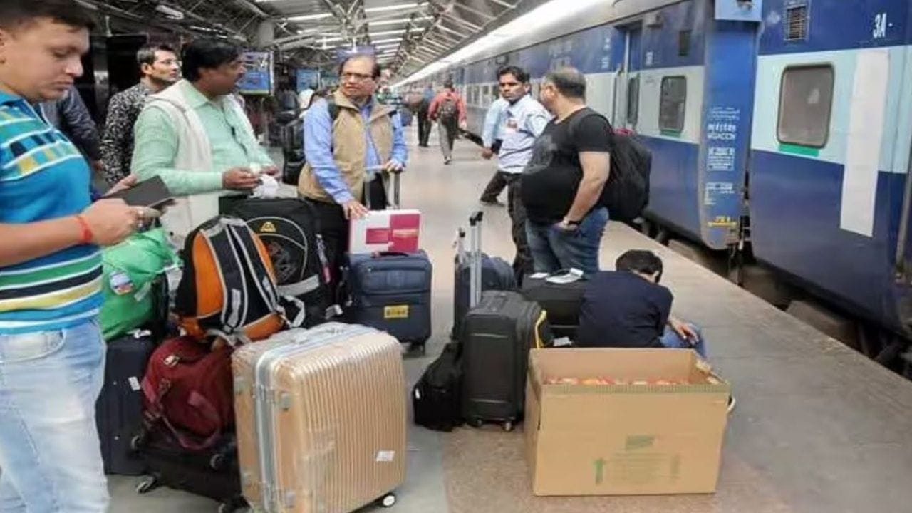 એસી અને નોન-એસી ટિકિટ ધરાવતા મુસાફરો પણ તે સ્ટેશનો માટે પાર્સલમાં સામાન બુક કરાવી શકશે જ્યાં ટ્રેનો સ્ટોપ કરે છે. સિનિયર ડિવિઝનલ કોમર્શિયલ મેનેજર કુલદીપ તિવારી કહે છે કે પાર્સલવાળા તમામ સ્ટેશનોને તેનો ઓર્ડર આપવામાં આવ્યો છે. જેમાં 500 કિલો ઘરગથ્થુ સામાન નોન-એસી અને 1000 કિલો ઓન એસી ટિકિટ પર લઈ જઈ શકાય છે.