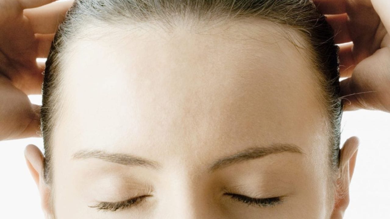 કપાળ રેખાઓ: સામુદ્રિકા શાસ્ત્ર અનુસાર કપાળ પરની રેખાઓ ફક્ત ત્વચા પરની રેખાઓ નથી પરંતુ તે આપણા જીવન સાથે જોડાયેલી ઘણી મહત્વપૂર્ણ બાબતો જણાવે છે. જો કોઈના કપાળ પર સ્પષ્ટ અને સીધી રેખા હોય તો તેને દીર્ધાયુષ્યનું પ્રતીક માનવામાં આવે છે. આવા લોકો ઘણીવાર શાંત સ્વભાવના હોય છે અને જીવનમાં સ્થિરતા જાળવી રાખે છે. બીજી તરફ, જો બે સ્પષ્ટ રેખાઓ દેખાય છે, તો તે સંપત્તિ અને આર્થિક સમૃદ્ધિ દર્શાવે છે. બીજી તરફ, ત્રણ રેખાઓ ખ્યાતિ, સન્માન અને ઓળખ સ્થાપિત કરે છે. જો રેખાઓ તૂટેલી હોય અથવા ફસાઈ ગઈ હોય, તો તેને જીવનમાં પડકારો અને અવરોધોનું પ્રતીક પણ માનવામાં આવે છે.
