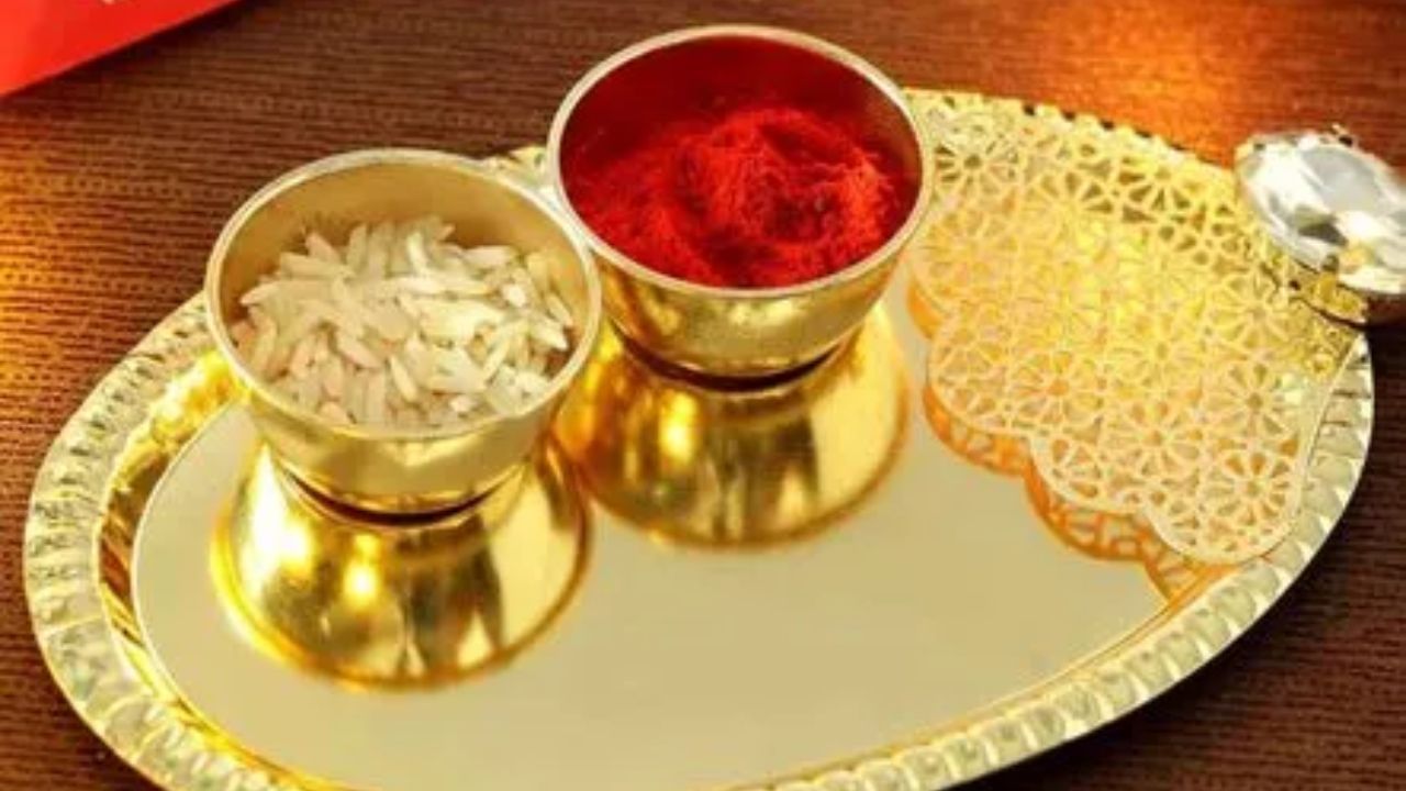 આ પછી ઘણા પંડિતો તમારા માથા પર અથવા તમારી આસપાસ ચોખા પણ નાખે છે. પરંતુ, શું તમે ક્યારેય વિચાર્યું છે કે આવું શા માટે કરવામાં આવે છે અને તિલક પછી ચોખા પણ કેમ લગાવવામાં આવે છે. આવી સ્થિતિમાં ચાલો જાણીએ કે આવું શા માટે કરવામાં આવે છે.