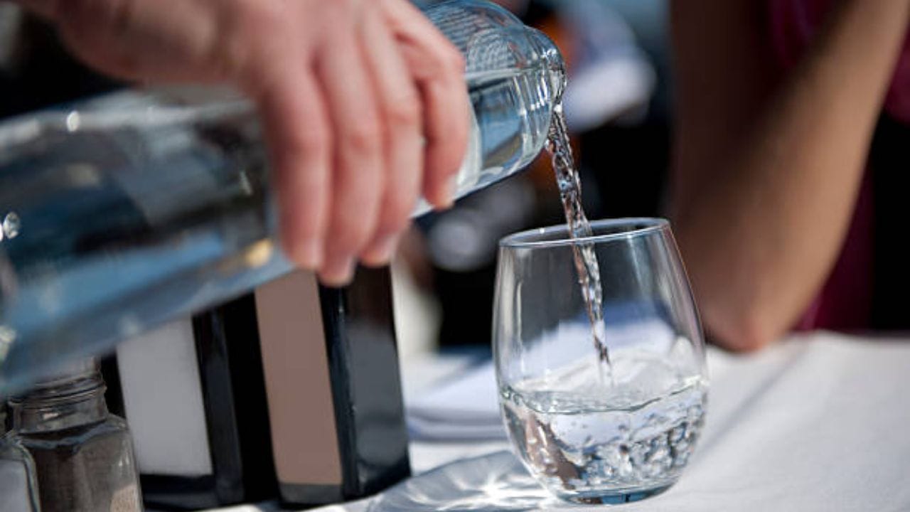 સ્વાસ્થ્ય: પાણી શરીર માટે જરૂરી છે અને મહેમાનોને પાણી આપવું એ તેમના સ્વાસ્થ્ય માટે ચિંતા વ્યક્ત કરવાનો એક માર્ગ છે.