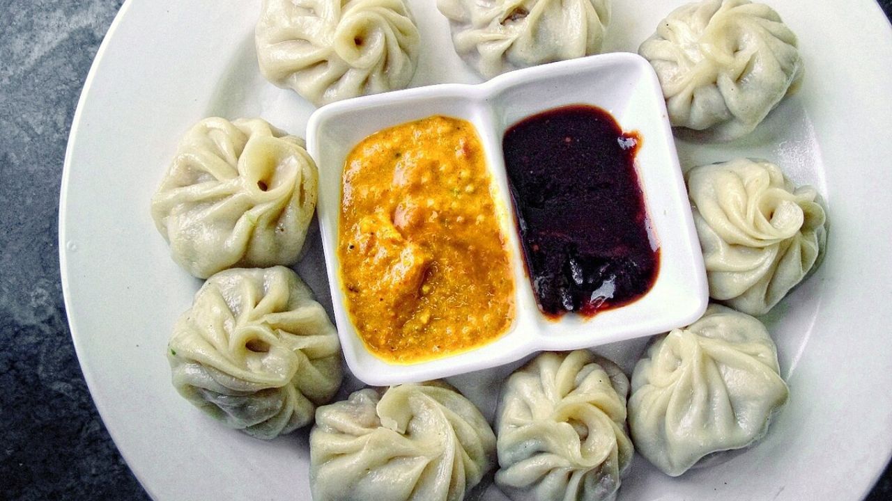 એવો પણ દાવો કરવામાં આવે છે... એવો પણ દાવો કરવામાં આવે છે કે કાઠમંડુના એક ઉદ્યોગપતિ પોતાની મુસાફરી દરમિયાન તિબેટથી મોમોઝની રેસીપી ભારતમાં લાવ્યા હતા. ધીમે ધીમે તેની લોકપ્રિયતા દેશના વિવિધ ભાગોમાં ફેલાઈ ગઈ અને તે લોકોનો પ્રિય ખોરાક બની ગયો. પશ્ચિમ બંગાળ, સિક્કિમ, અરુણાચલ પ્રદેશ અને આસામમાં મોમોઝની વિવિધ જાતો પસંદ કરવામાં આવે છે. રસપ્રદ વાત એ છે કે તે સિક્કિમ અને અરુણાચલ પ્રદેશના સ્થાનિક ભોજનમાં શામેલ છે.
