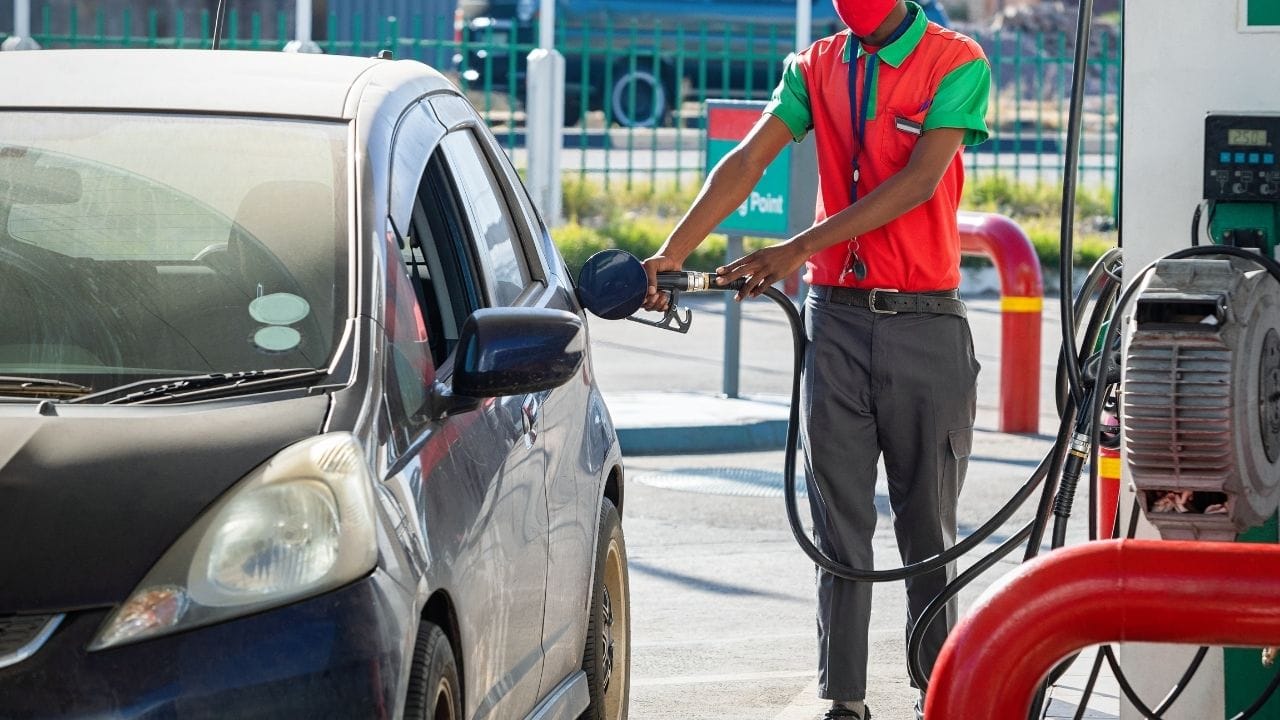 ભારતમાં પેટ્રોલ અને ડીઝલ રિટેલ વ્યવસાય માટેના નિયમો ટૂંક સમયમાં બદલાઈ શકે છે. પેટ્રોલિયમ મંત્રાલય લાઇસન્સ ધોરણોમાં છૂટછાટ આપવાનું વિચારી રહ્યું છે. સુખમલ જૈનની આગેવાની હેઠળની નિષ્ણાત સમિતિ 2019 ની માર્ગદર્શિકાઓની સમીક્ષા કરશે. સરકારી કંપનીઓ 97,804 પેટ્રોલ પંપ પર પ્રભુત્વ ધરાવે છે, પરંતુ નિયમોમાં ફેરફાર પછી, ખાનગી અને વૈશ્વિક કંપનીઓ માટે પ્રવેશ સરળ બની શકે છે.