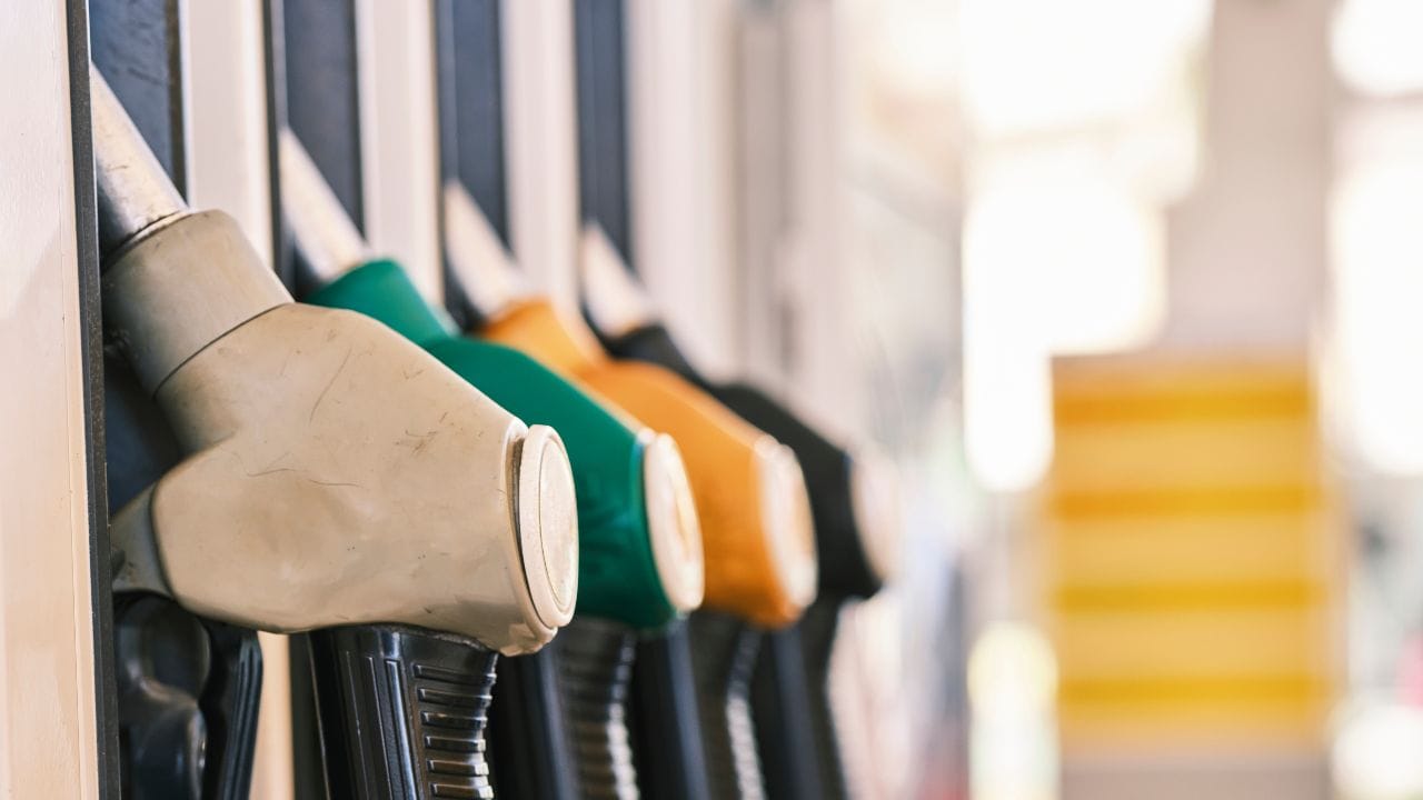 અગાઉ, ઇંધણ વેચાણ લાઇસન્સ માટે, કંપનીઓએ ઉર્જા ક્ષેત્રમાં 2,000 કરોડ રૂપિયાનું રોકાણ કરવાની પ્રતિબદ્ધતા દર્શાવવી પડતી હતી. નવા સૂચિત ફેરફારોથી પેટ્રોલ પંપ ખોલવાનું વધુ સરળ બની શકે છે.