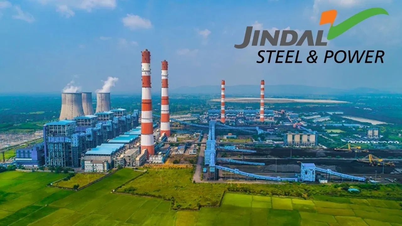 જિંદાલ પરિવાર : JSW ગ્રુપના સજ્જન જિંદાલના નેતૃત્વમાં, જિંદાલ પરિવારે ₹5.7 લાખ કરોડની નેટવર્થ સાથે ત્રીજું સ્થાન મેળવ્યું છે. ધાતુ અને ખાણકામ ક્ષેત્રમાં મજબૂત પકડ તેમને દેશના અગ્રણી સ્ટીલ ઉત્પાદકોમાં સ્થાન અપાવે છે.